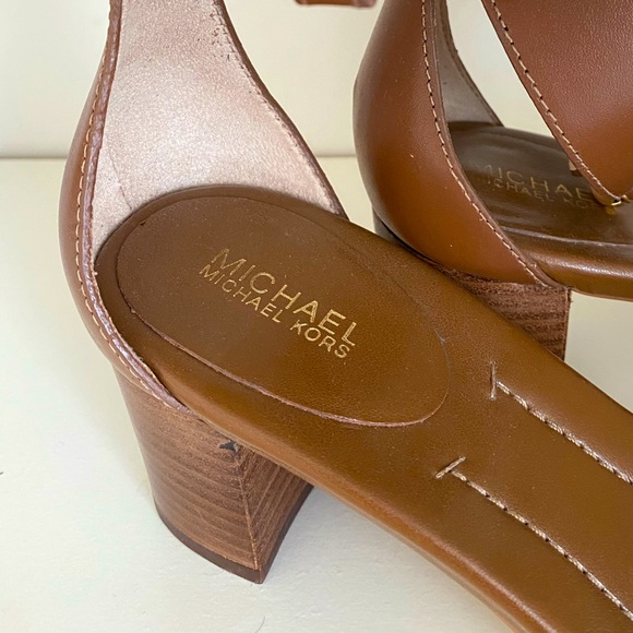 Gorgeous MK Michael Kors heeled sandals in tan - Picture 5 of 10